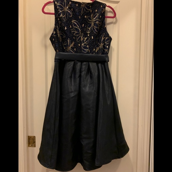 Simple but elegant evening dress. - Picture 3 of 4